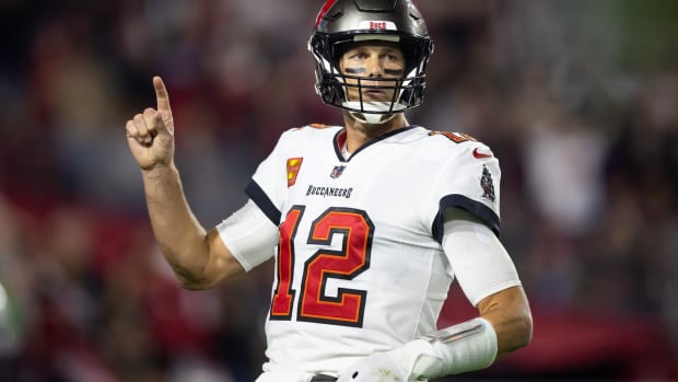 Tom Brady levanta el dedo índice vistiendo el uniforme de Buccaneers